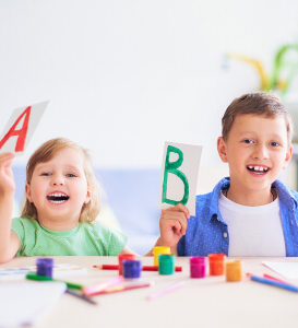 Criança explorando brinquedos educativos com o apoio de dicas para mães de primeira viagem