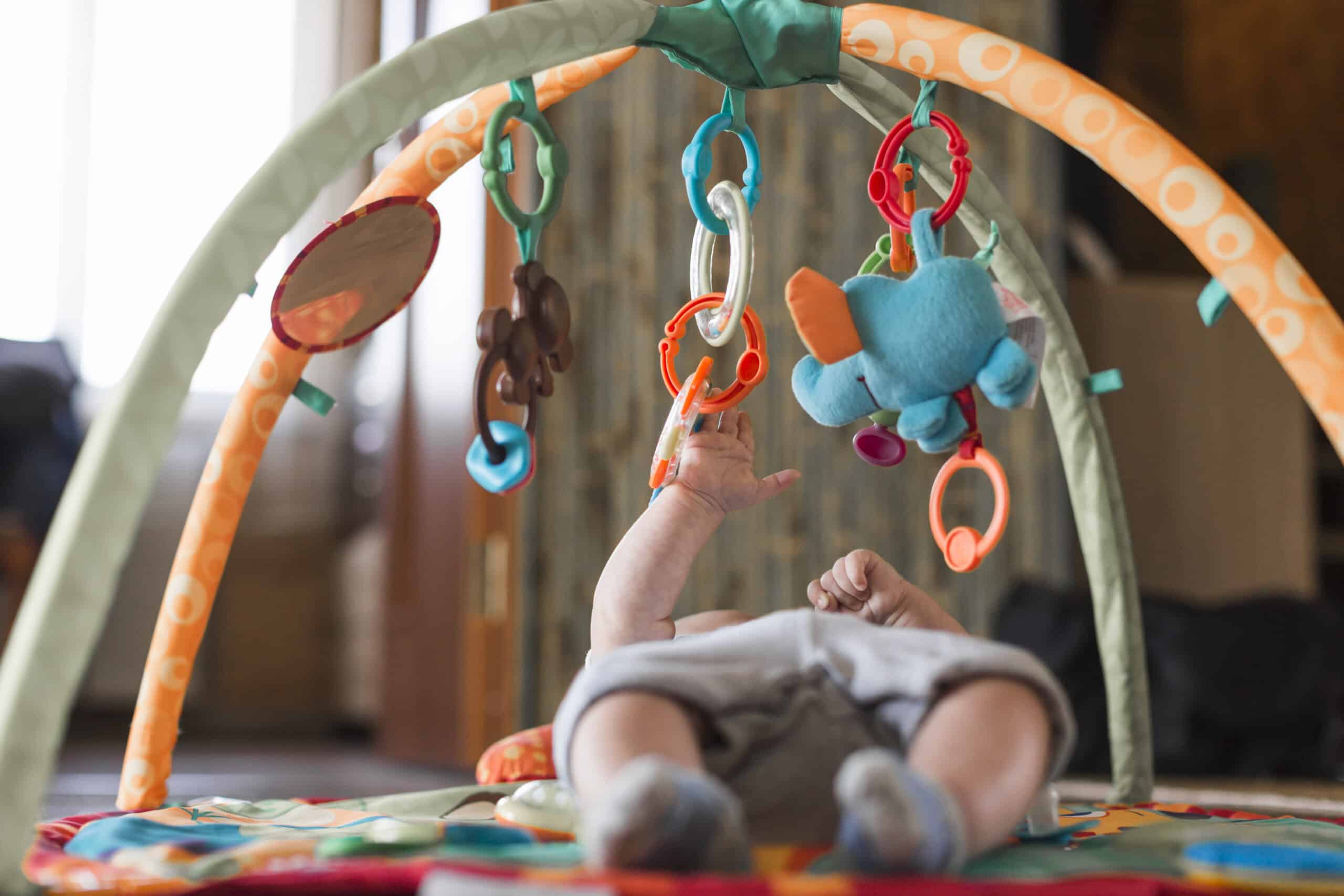 bebê de 0 a 6 meses com brinquedos para todas as idades de 0 a 6 meses