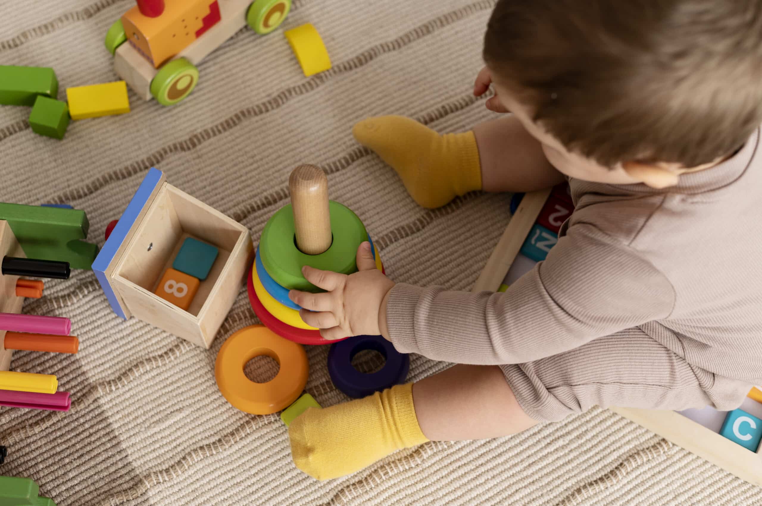 bebê de 6 a 8 meses com brinquedos para todas as idades de 6 a 8 meses