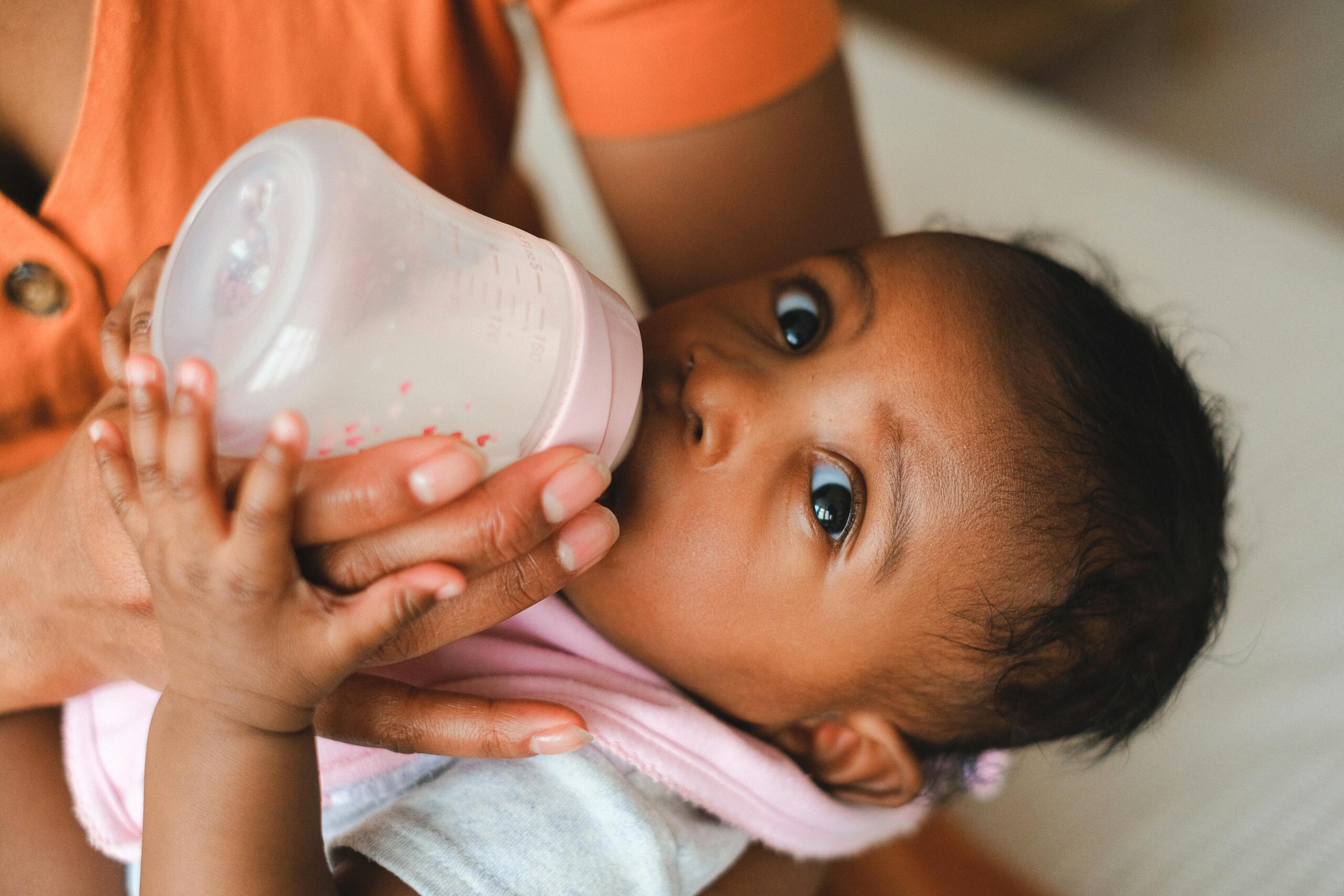 Bebê mamando, praticando a amamentação de bebês para um desenvolvimento saudável e fortalecimento do vínculo materno