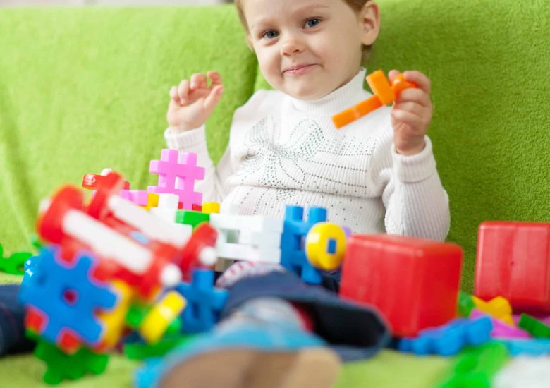 criança com Brinquedos para crianças de 6 a 8 meses